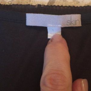 Skin Black V Neck M ( size 1 for brand)